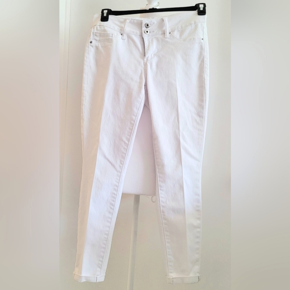 Signature Studio White, Size 8 Crop Pants